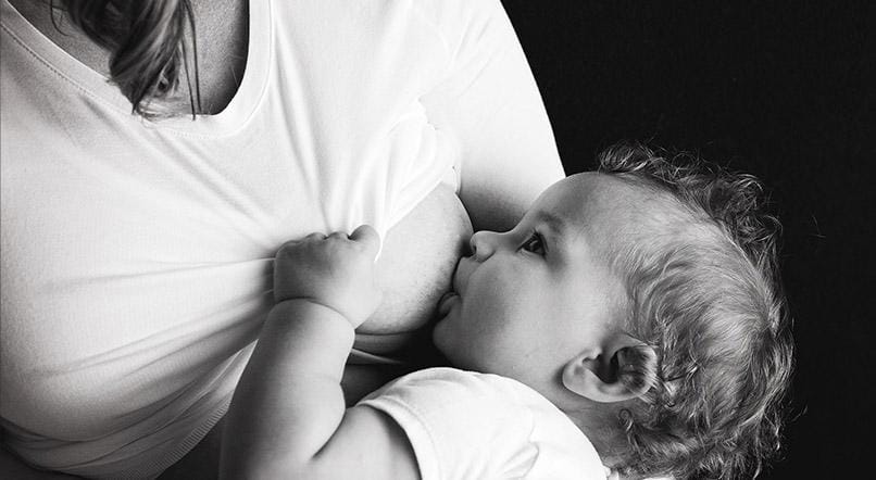 4 positions pour allaiter bébé!