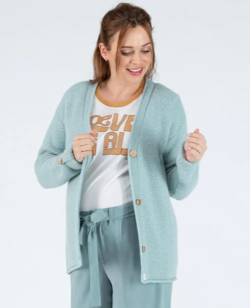 Cardigan de grossesse en maille abelha sauge, cache cœur