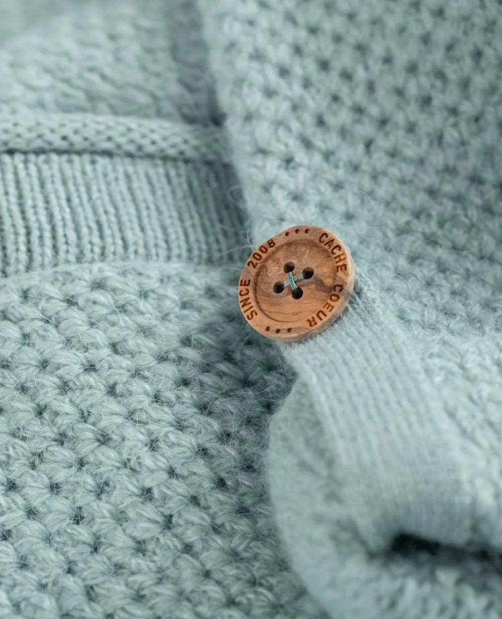 Cardigan de grossesse en maille abelha sauge, cache cœur