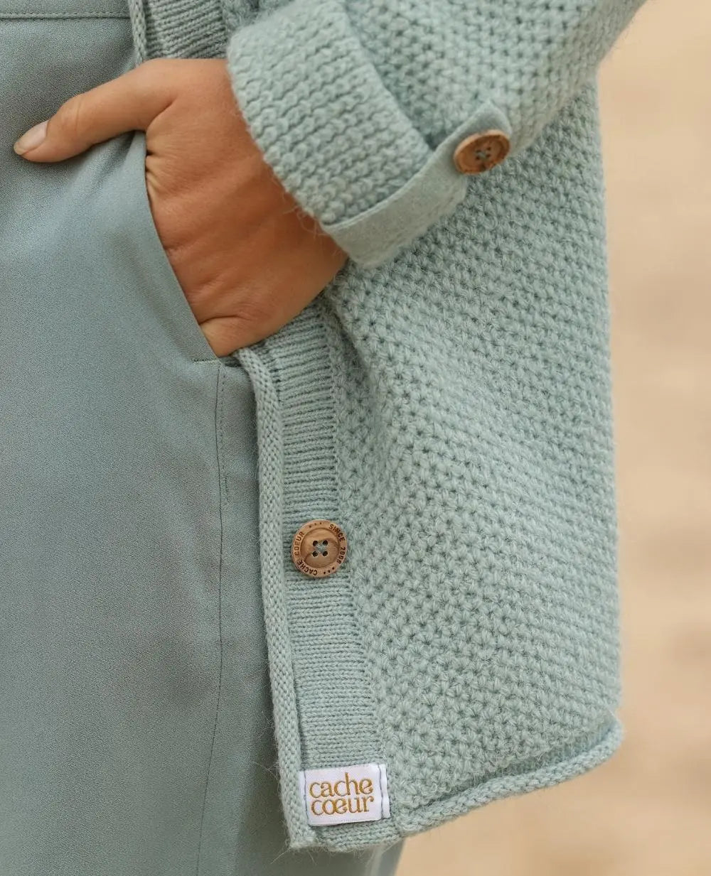 Cardigan de grossesse en maille abelha sauge, cache cœur